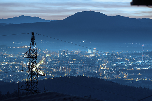 Ako VN, VN a NN napájacie káble zabezpečujú spoľahlivú elektrickú distribúciu?